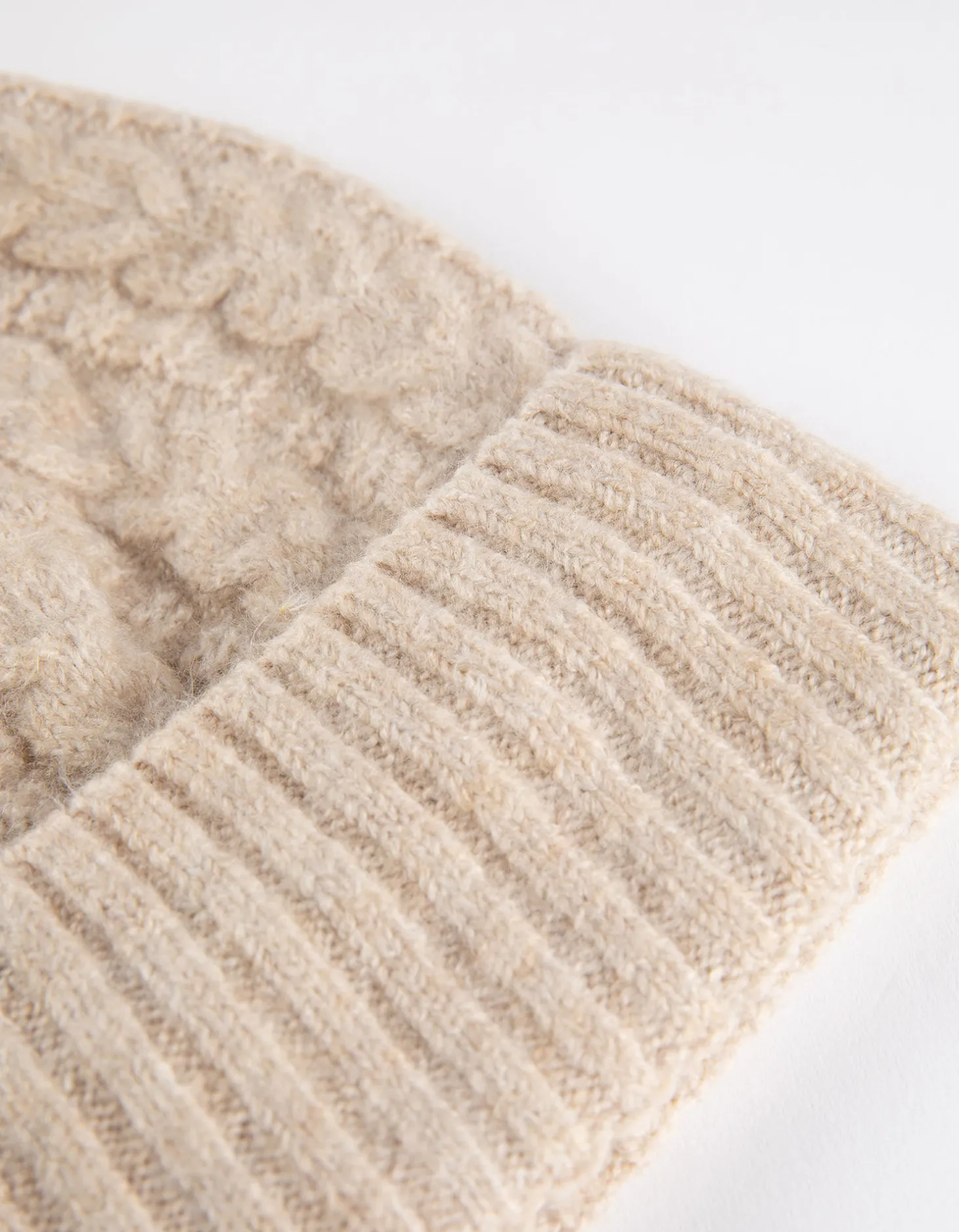 Gebreide muts - kabelpatroon - beige