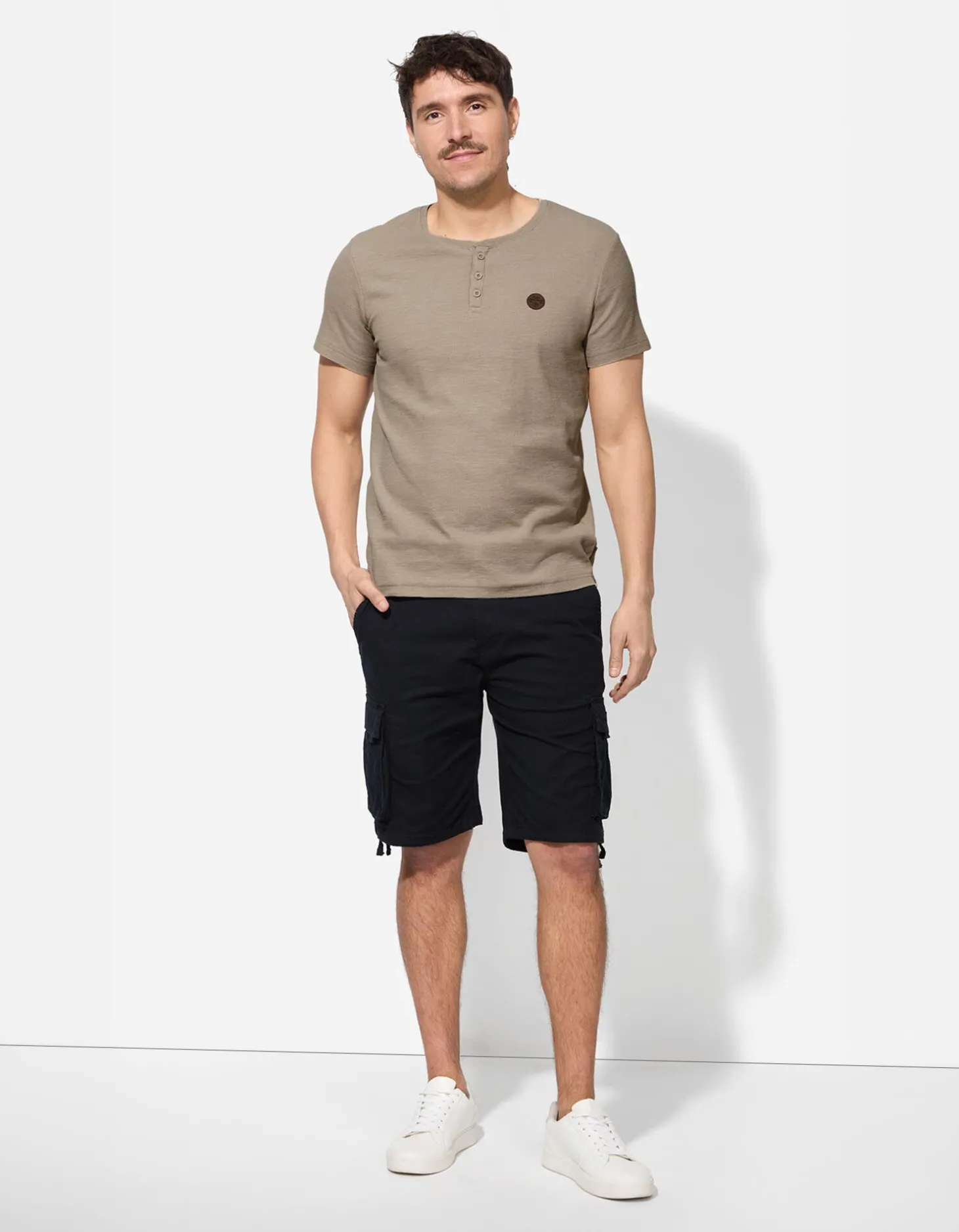 T-shirt - Knoopsluiting - beige
